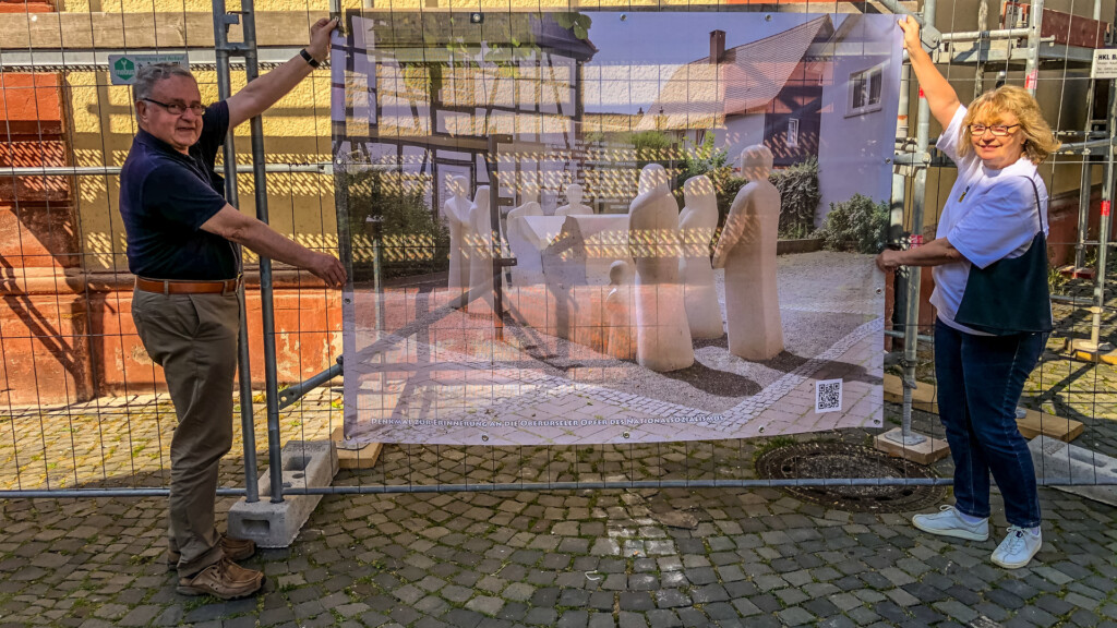 Banner mit Großfoto des Denkmals